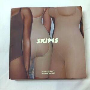 SKIMS. Mid thigh bodysuit. Color: Ochre. Size M.